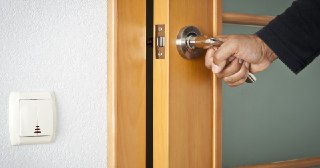 Установка дверей Боровичи цена от 1350 руб.